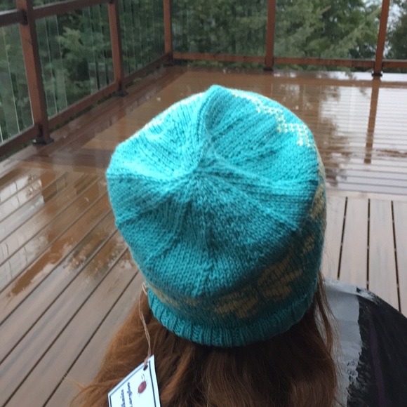 Hand Knit Nordic Hat/Toque - Picture 4 of 6